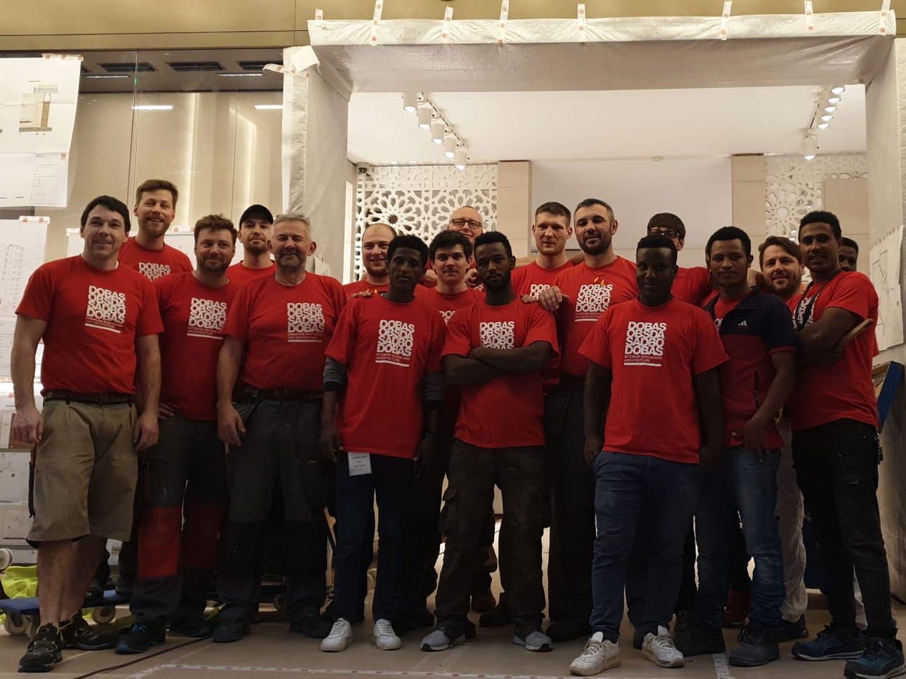 Montage Team - Darwish DJWE 2020 - Innenarchitektur Design - DOBAS AG.jpg