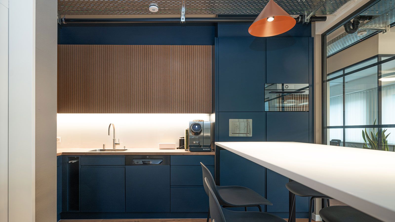 Kueche innen - EOC Einkauf AG - Innenarchitektur Design Umsetzung - DOBAS AG © Simon Meyer.jpg