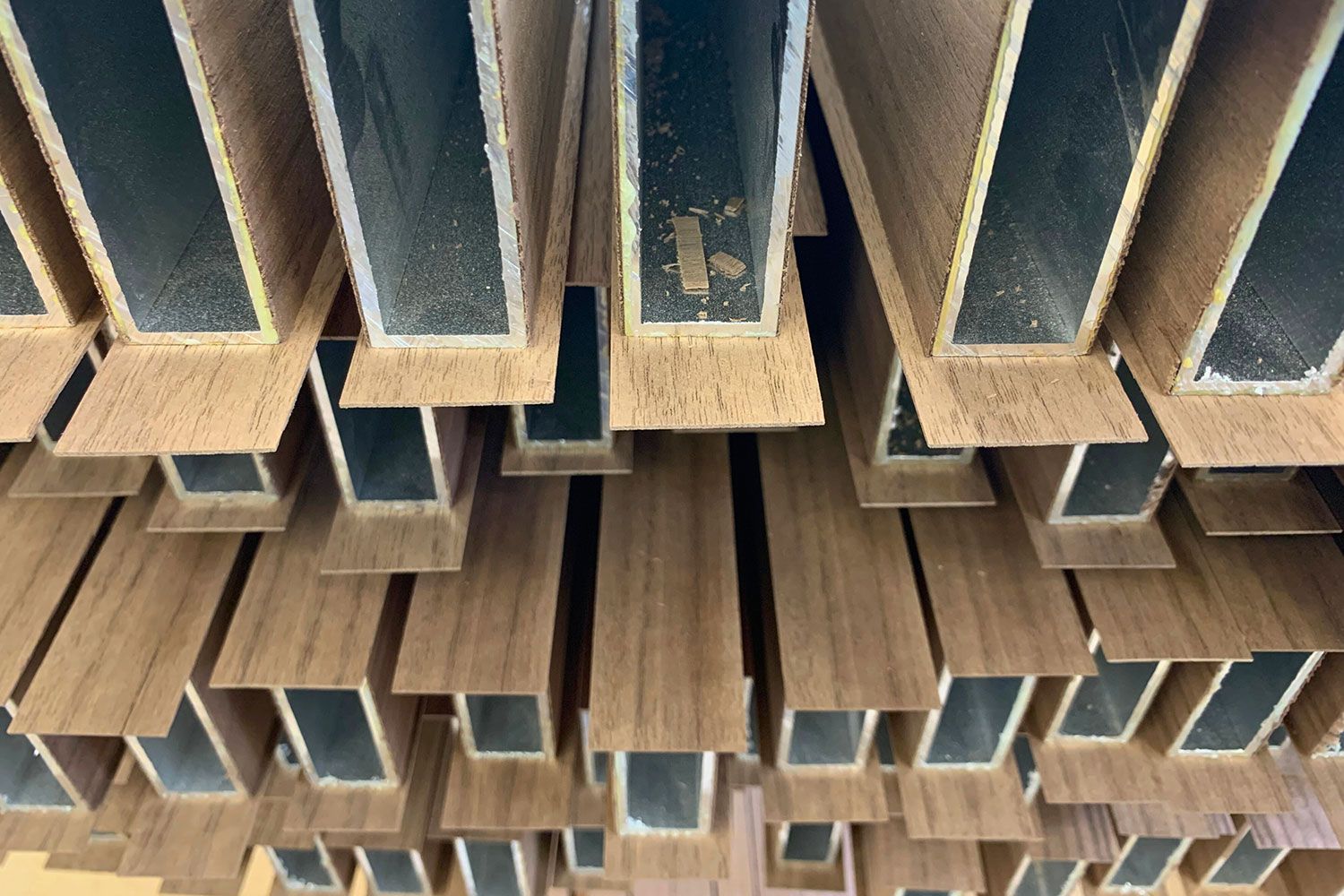 Vierkantige Aluminiumrohre Nussbaum Furnier - Torres Joalheiros Lissabon - Innenarchitektur Umsetzung - DOBAS AG.jpg