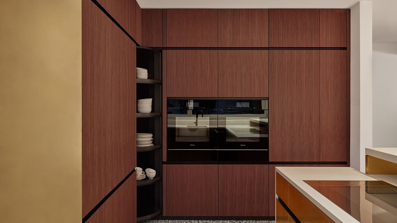 Das geriffelte Walnuss-Holz sorgt für Spannung und Textur © Stern Fotografie GmbH Privatküche 3 - Innenarchitektur Design - DOBAS AG © Stern Fotografie GmbH.jpg