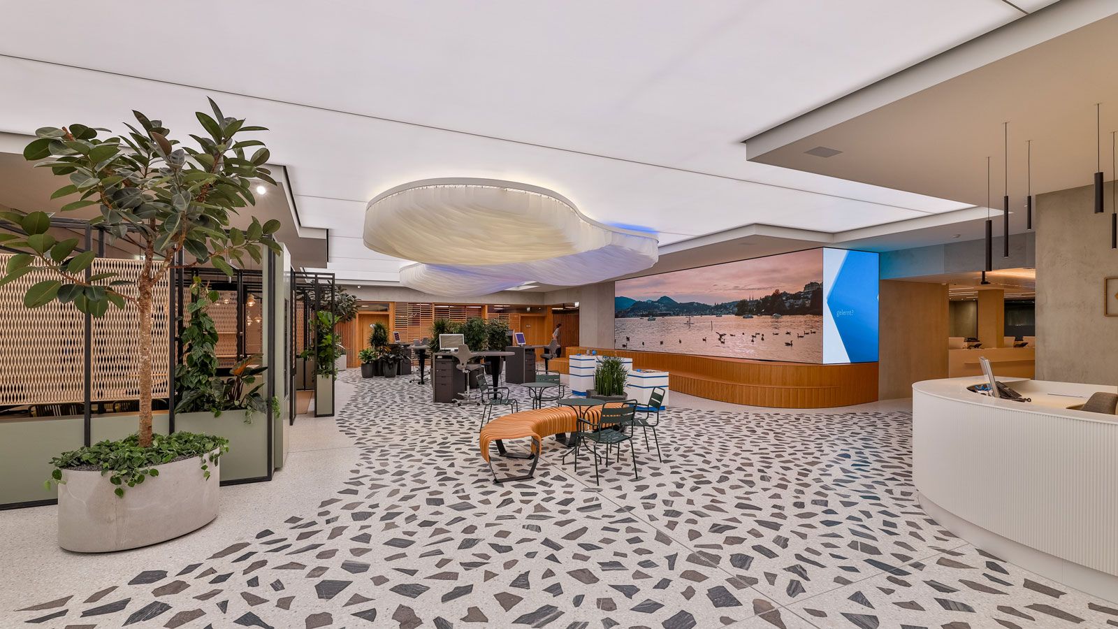 Kundenhalle 2 - Luzerner Kantonalbank LUKB - Innenarchitektur Design - DOBAS AG © Thomas Studhalter.jpg