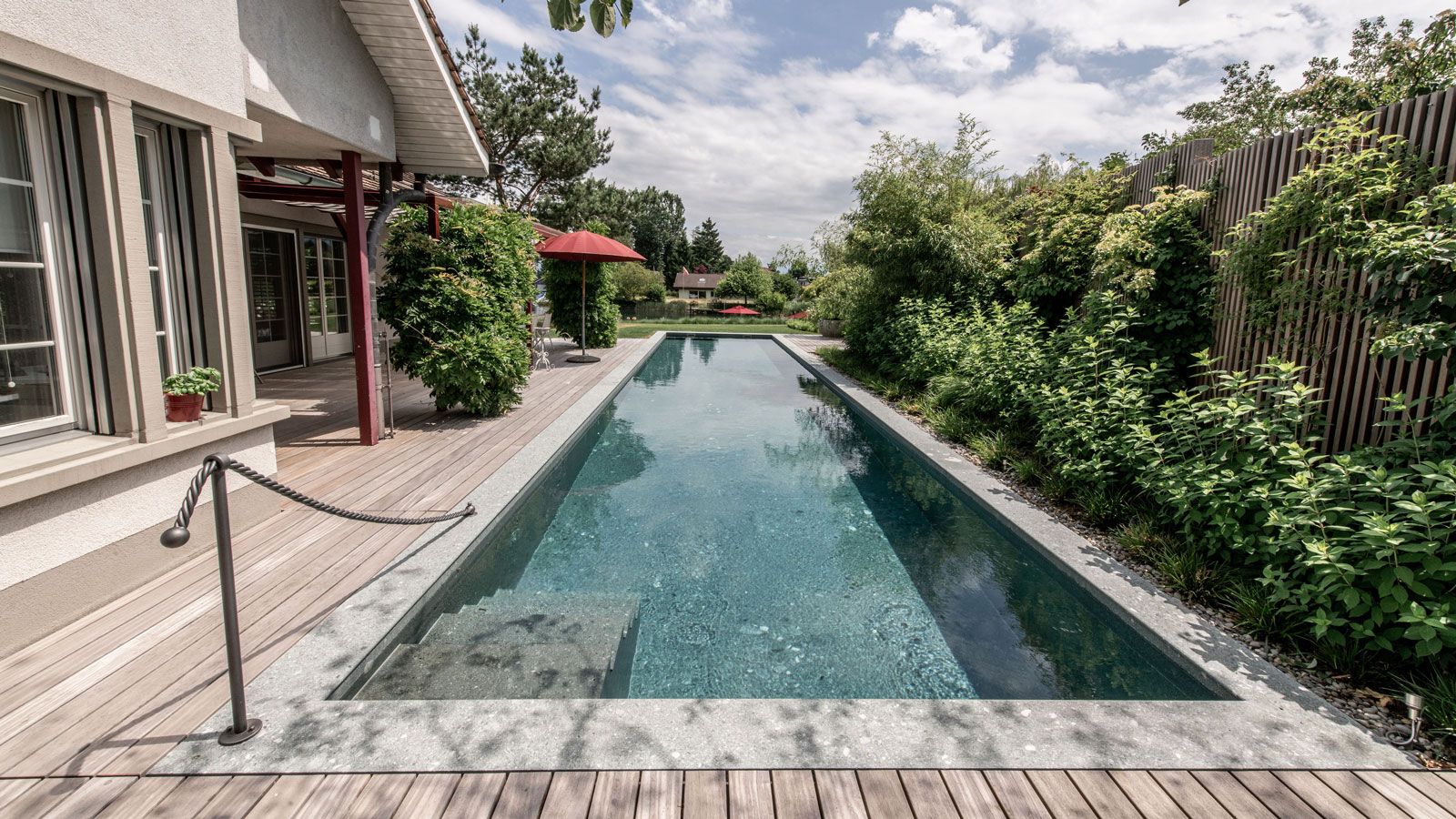 Aussenpool Region Zuerichsee - Wasser Innenarchitektur © Centro Schwimmbadtechnik AG.jpg