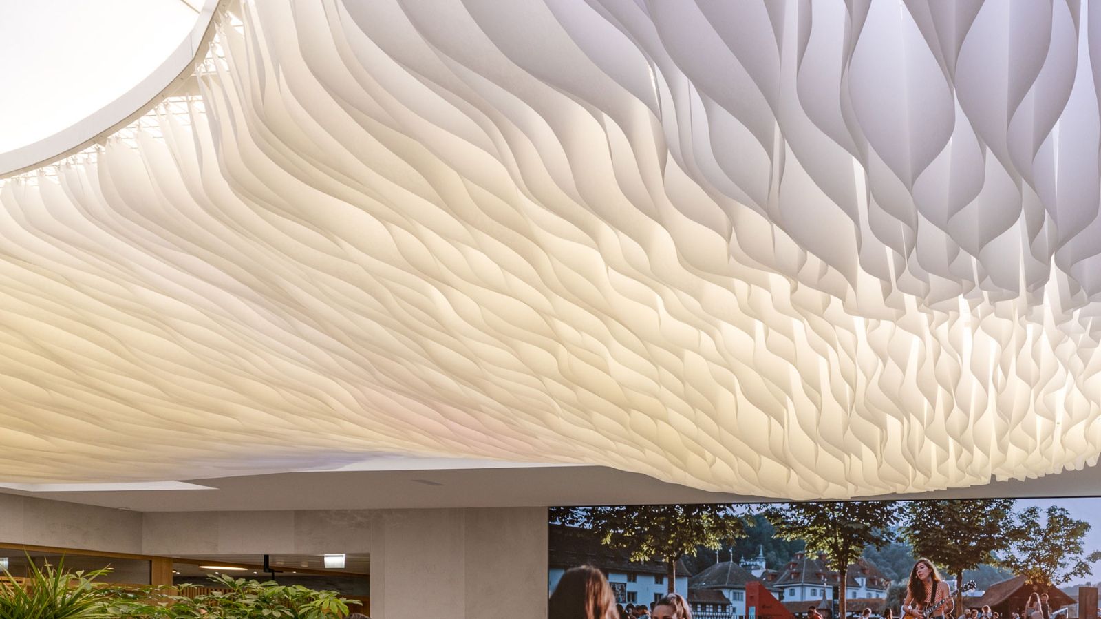 Kundenhalle Deckenwolke - Luzerner Kantonalbank Hauptsitz - Innenarchitektur Design - DOBAS AG © Thomas Studhalter Willisau.jpg