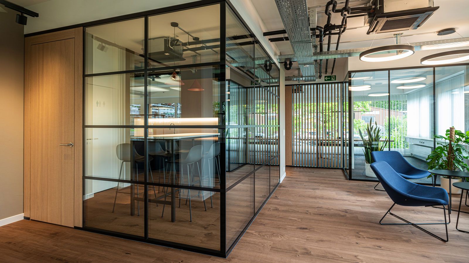 Kueche aussen - EOC Einkauf AG - Innenarchitektur Design Umsetzung - DOBAS AG © Simon Meyer.jpg