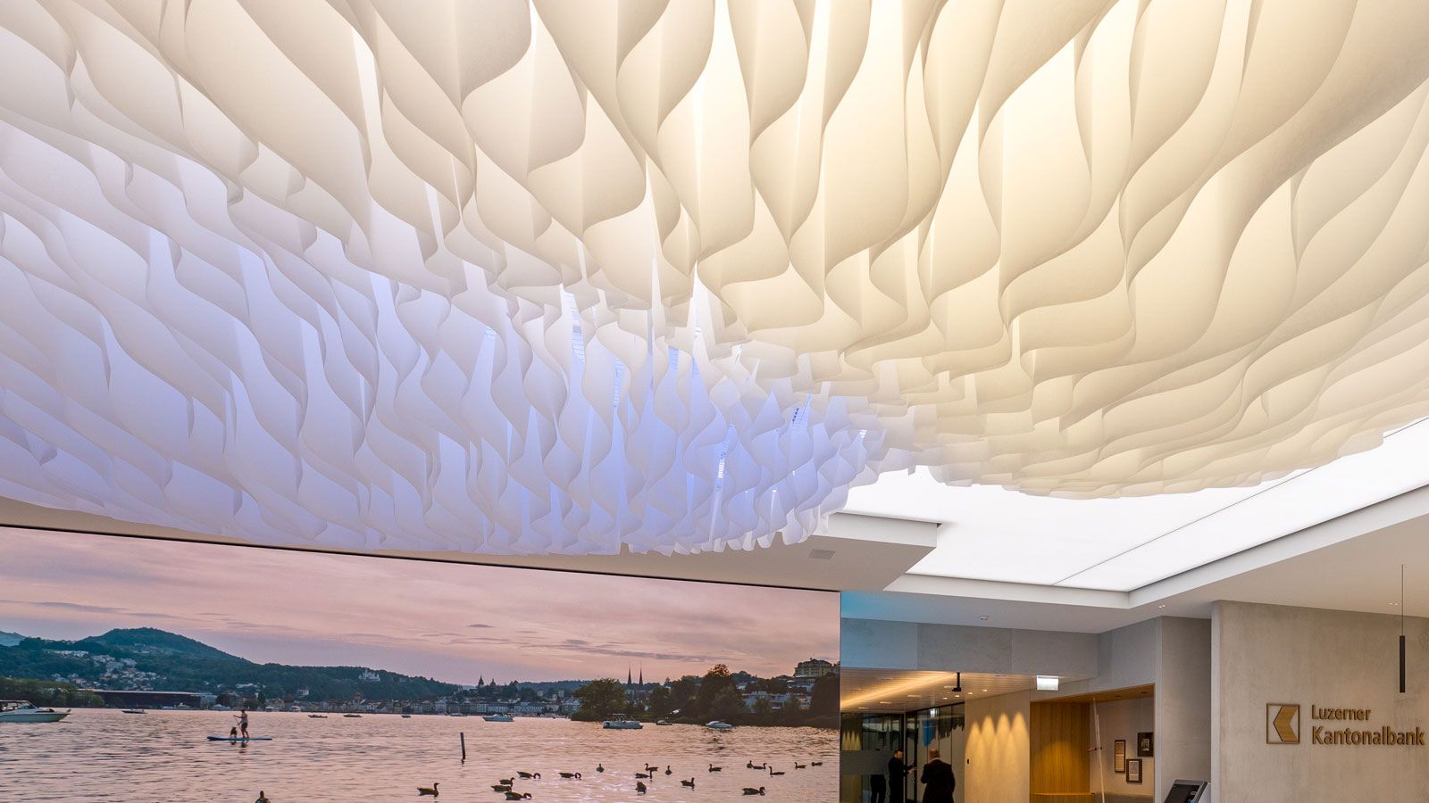 Wolkendecke Detail - Luzerner Kantonalbank LUKB - Innenarchitektur Design - DOBAS AG © Thomas Studhalter.jpg