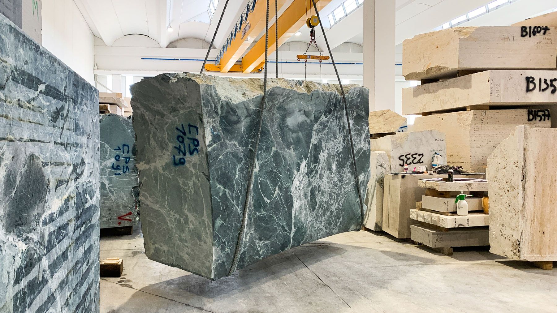 Naturstein Boutique - Gearys Beverly Hills - Ladenbau - DOBAS AG.jpg