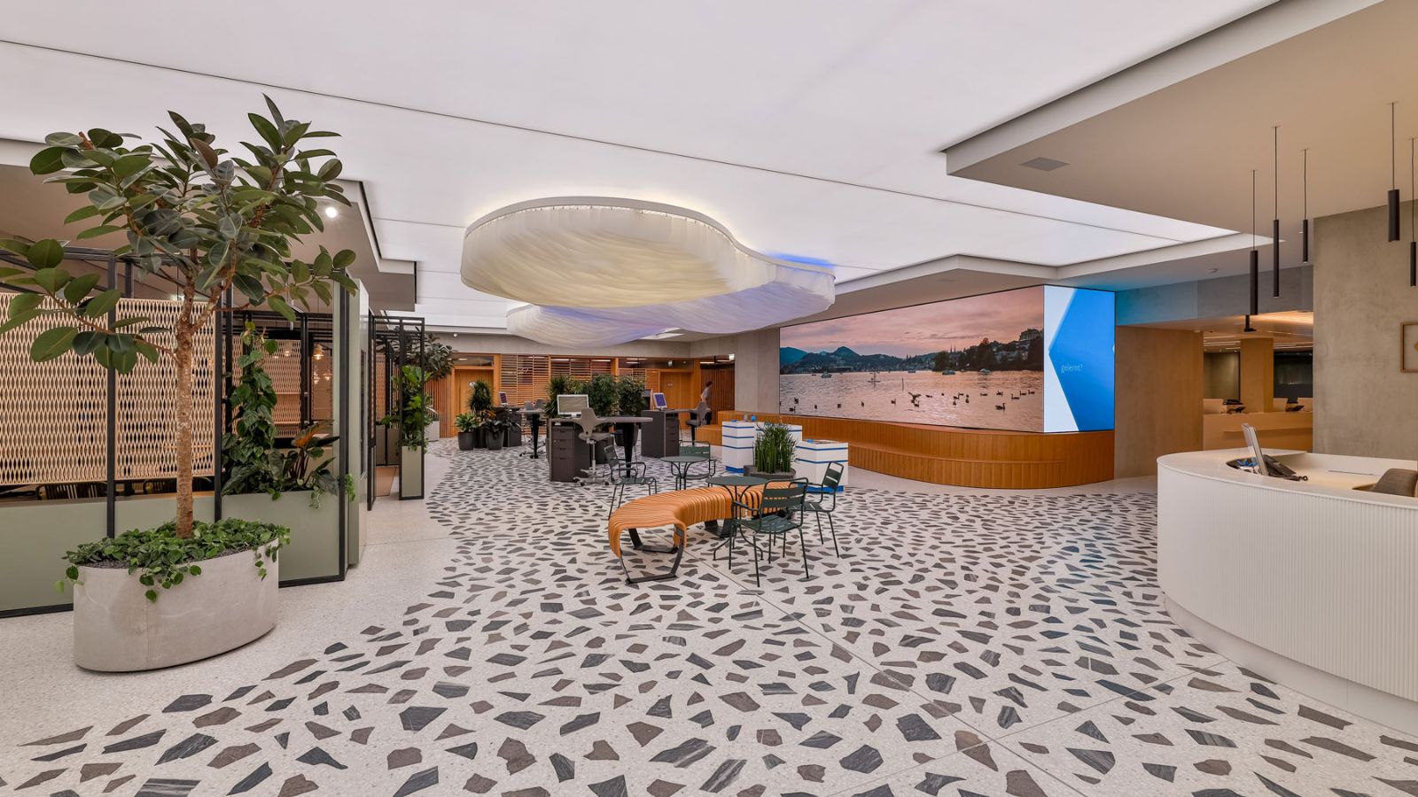 Kundenhalle 2 - Luzerner Kantonalbank Hauptsitz - Innenarchitektur Design - DOBAS AG © Thomas Studhalter Willisau.jpg