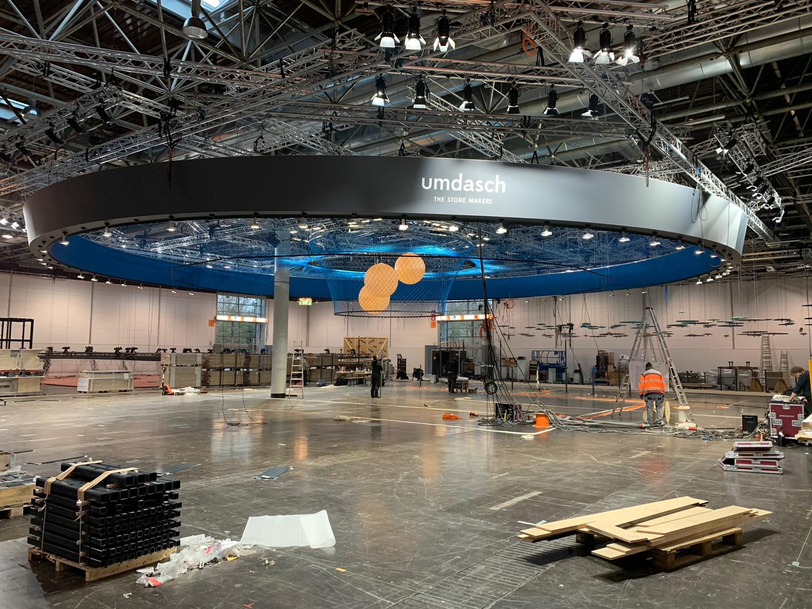 Messestand Aufbau 2 - umdasch EuroShop 2020 - Innenarchitektur Design - DOBAS AG © DOBAS AG.jpg