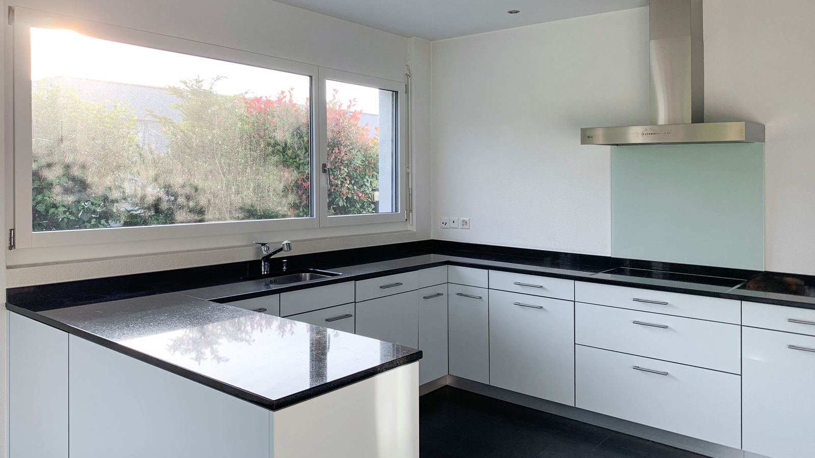 So sah die 16 Quadratmeter grosse Küche vor dem Umbau aus... Privatkueche vor Umbau 2 - Innenarchitektur Design - DOBAS AG.jpg