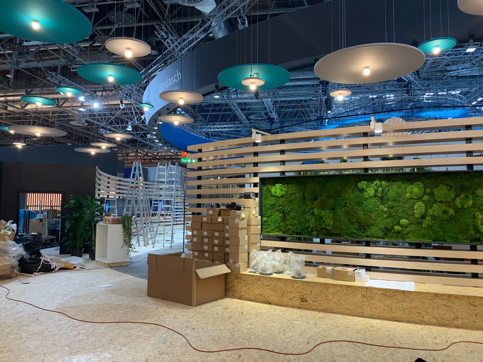 Messestand Aufbau 3 - umdasch EuroShop 2020 - Innenarchitektur Design - DOBAS AG © DOBAS AG.JPEG