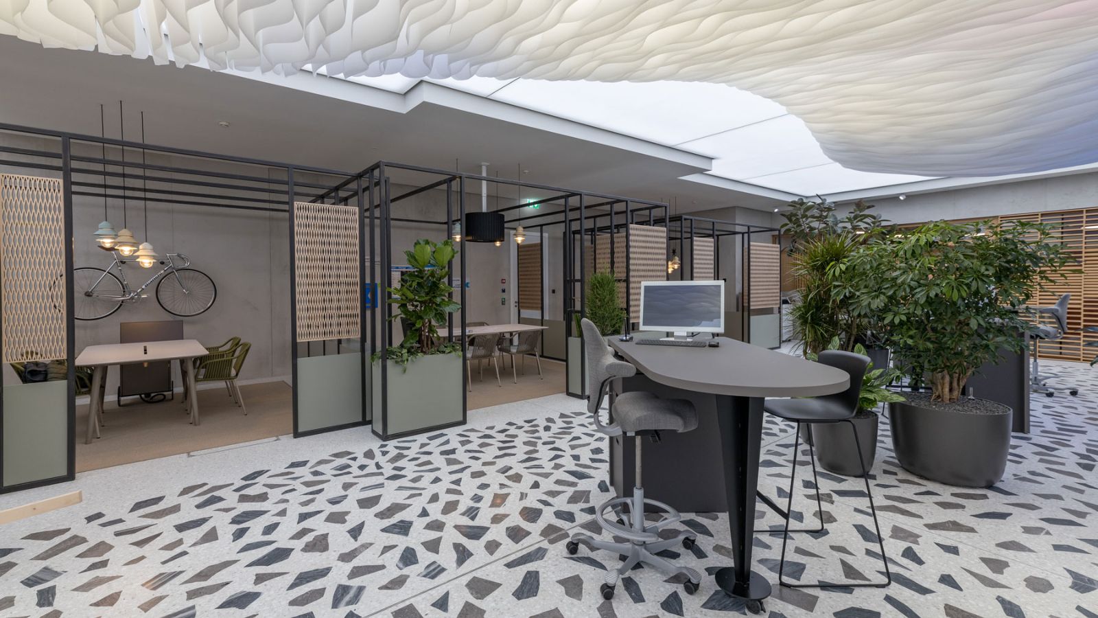 Kundenhalle Loggia aussen - Luzerner Kantonalbank Hauptsitz - Innenarchitektur Design - DOBAS AG © Thomas Studhalter Willisau.jpg