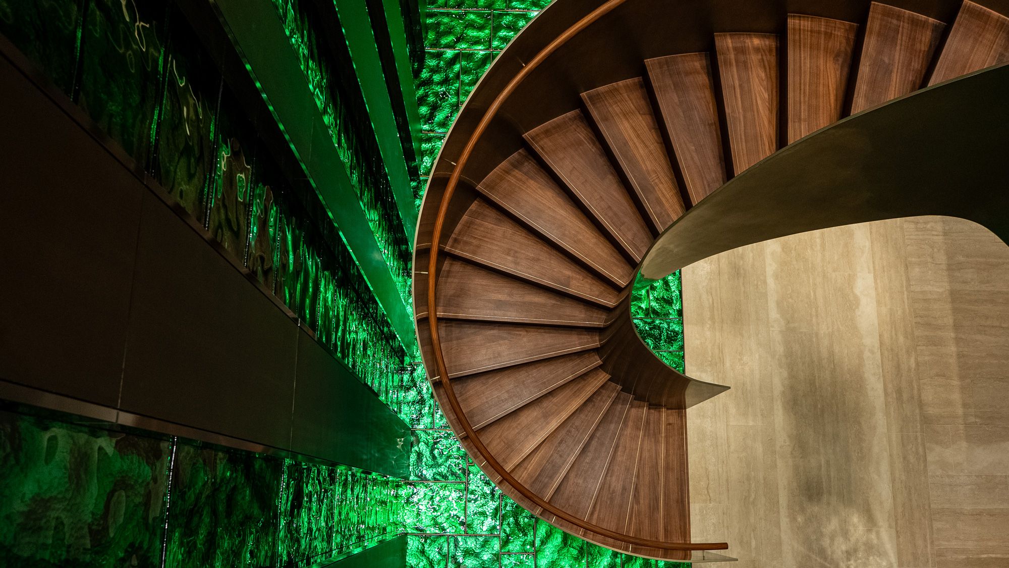 Monobrand Boutique Treppe - Saddik + Mohamed Attar El Khayyat Mall - Ladenbau - DOBAS AG.jpg