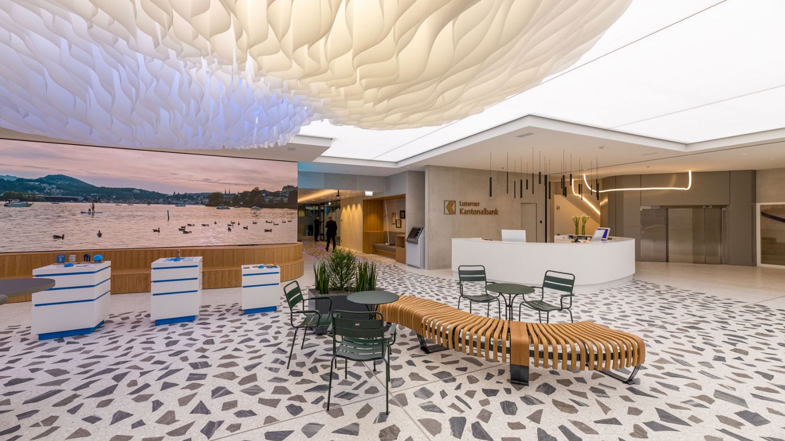 Kundenhalle - Luzerner Kantonalbank Hauptsitz - Innenarchitektur Design - DOBAS AG © Thomas Studhalter Willisau.jpg