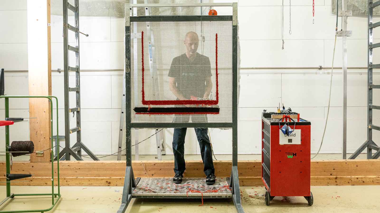 Tufter bei der Arbeit - Tufting Manufaktur © Kramis.jpg