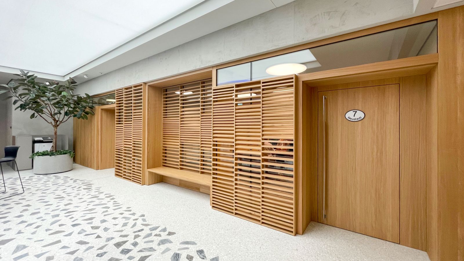 Kundenhalle Sitzungszimmer aussen - Luzerner Kantonalbank Hauptsitz - Innenarchitektur Design - DOBAS AG.jpg