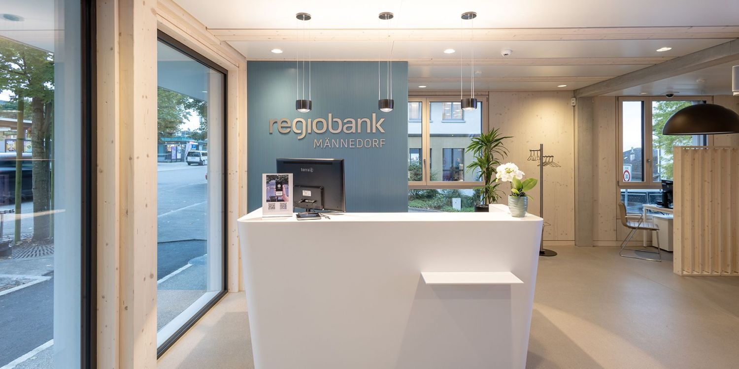 Regiobank Männedorf: Design Empfang, Offices und angrenzende Gastronomie